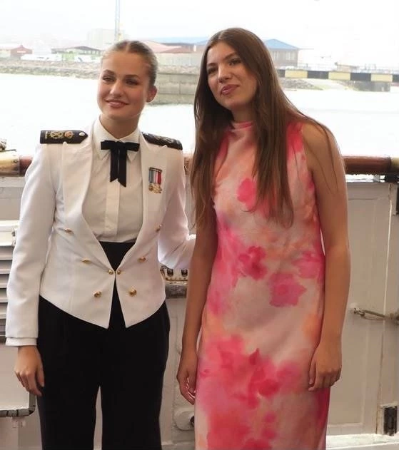 H πριγκίπισσα Leonor με την αδελφή της Infanta Sofia που φορά σατέν φόραμ Zara