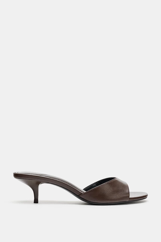 Πέδιλο με χαμηλό τακούνι καφέ, Zara.