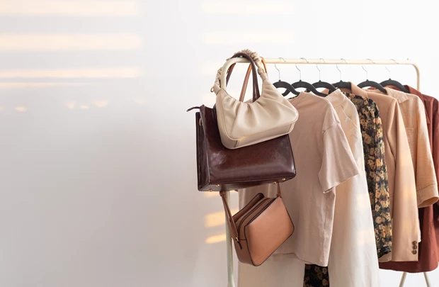 Οργάνωση ντουλάπας: πώς θα τοποθετήσετε τις τσάντες σας