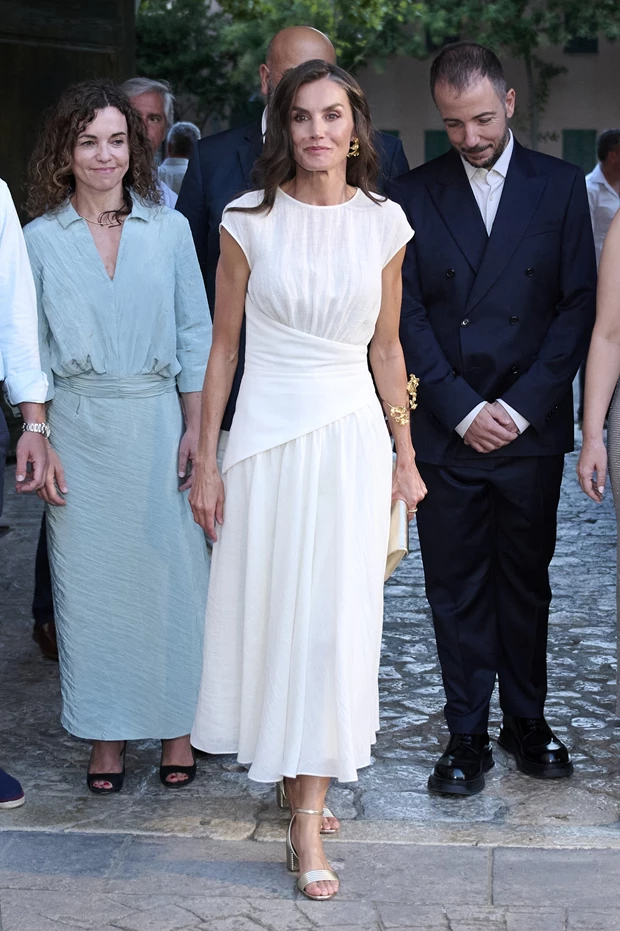 Βασίλισσα Letizia | Η αέρινη εμφάνισή της που θύμισε σύγχρονη Ελληνίδα θεά