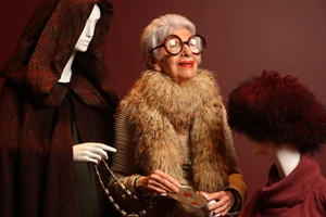Iris Apfel | Γιόρτασε τα 99α της γενέθλια με το δικό της μοναδικό στιλ