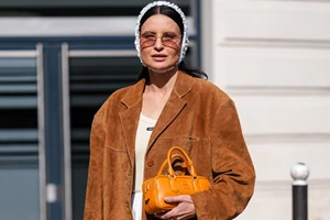 Τα suede τζάκετ και παλτό στα οποία αξίζει να επενδύσετε φέτος