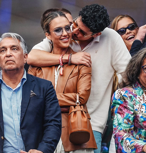 H Jessica Alba και ο Danny Ramirez επιδεικνύουν τον έρωτά τους στο US Open