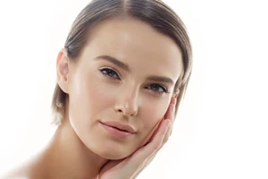 Φυσική vs Χημική | Ποιο είδος απολέπισης είναι πιο ευεργετικό για την επιδερμίδα;