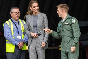 Βασίλισσα Letizia | Η εμφάνιση με την κλασική καμπαρντίνα που λατρεύουν οι fashionistas