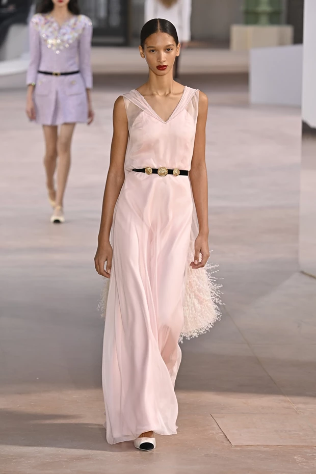 Μόδα Καλοκαίρι 2025 | Η μεγαλύτερη τάση στα χρώματα και ο πιο έξυπνος τρόπος για να τη συνδυάσετε