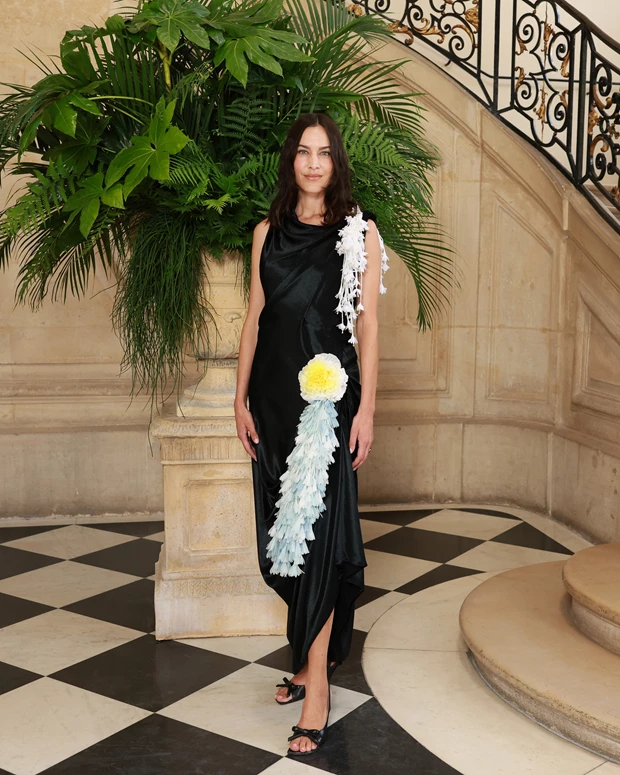 Alexa Chung | To αρνητικό σχόλιο για το Prada φόρεμα που επέλεξε στις διακοπές της στην Ελλάδα
