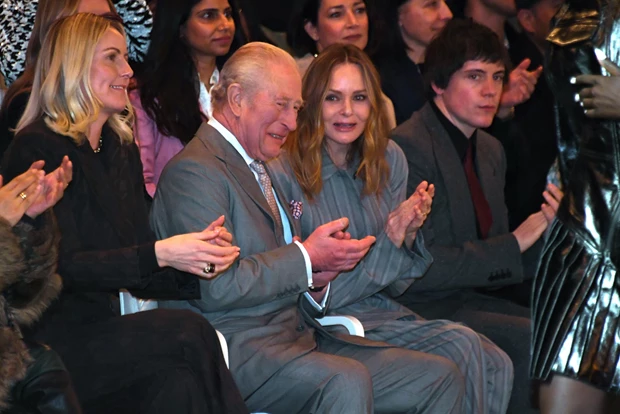 Βασιλιάς Κάρολος | Εμφάνιση - έκπληξη λίγο μετά τη σύλληψη του αδερφού του