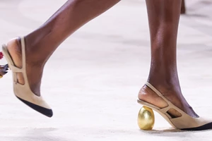 Margaret Qualley | Περπάτησε στο κόκκινο χαλί με τα viral naked sandals της Chanel
