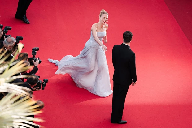 Το σκηνοθετικό ντεμπούτο και η ονειρεμένη εμφάνιση της Scarlett Johansson στο κόκκινο χαλί των Καννών