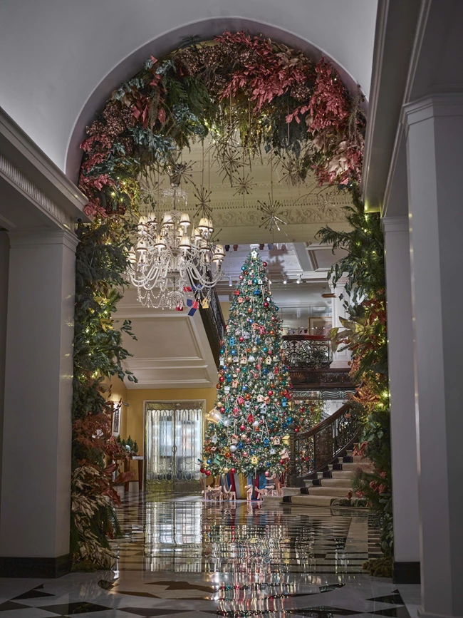 Christmas Tree | Το εντυπωσιακό Χριστουγεννιάτικο Δέντρο του Claridge's για το 2024