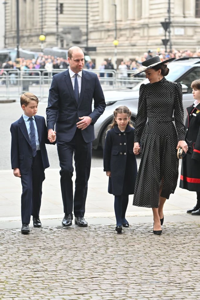 Βασίλισσα Ελισάβετ | Η άφιξη στο μνημόσυνο του Φίλιππου μαζί με τον πρίγκιπα Andrew – Οι καλεσμένοι, η ξεχωριστή καρφίτσα και ο εκνευρισμός του William