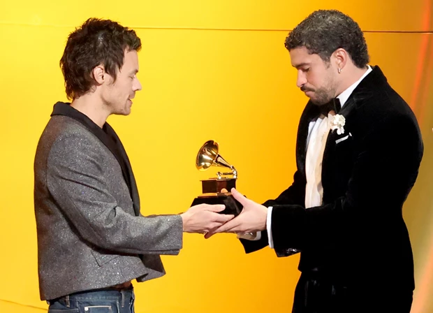 Ο Harry Styles παραδίδει το βραβείο Album Of The Year στον Bad Bunny