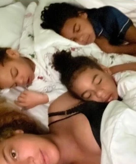 Beyonce | H σπάνια selfie με όλα τα παιδιά της