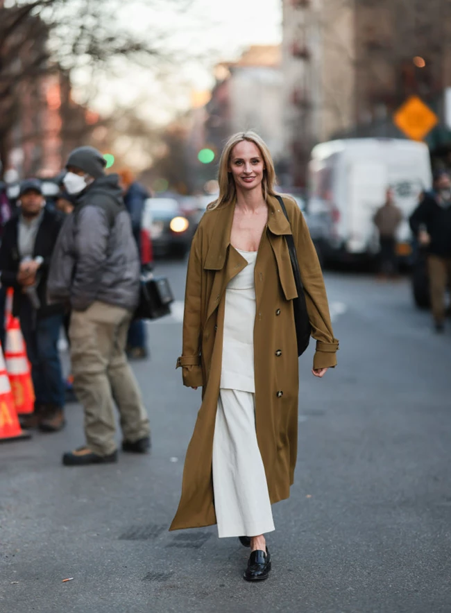 H Lauren Santo Domingo με καμπαρντίνα Proenza Schouler