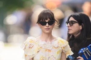 Dakota Johnson | Ο ντροπιαστικός τρόπος που η μητέρα της, Melanie Griffith την σύστησε στον Barak Obama