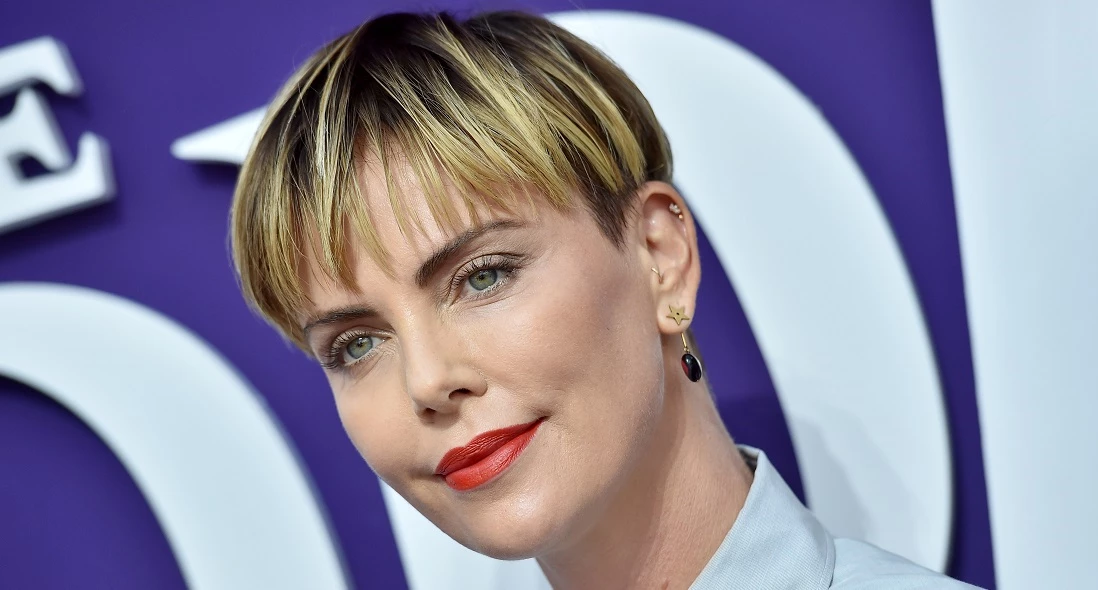 Η Charlize Theron μιλά για τη σεξουαλική παρενόχληση που δέχτηκε από ένα "διάσημο σκηνοθέτη"
