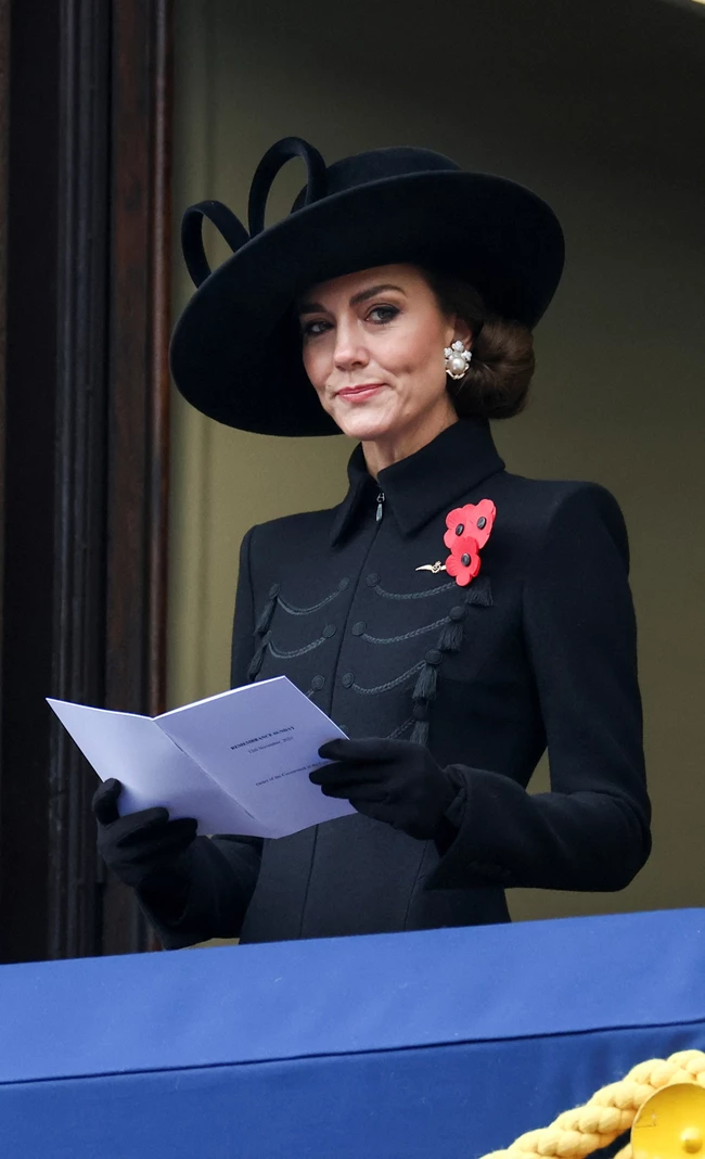 Kate Middleton | Ο λόγος που πρόσθεσε τρεις παπαρούνες στο look της