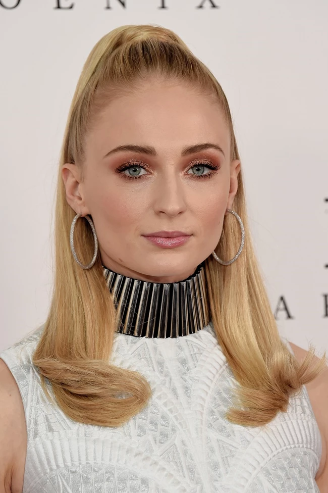 Beauty flip hairstyle Margot Robbie