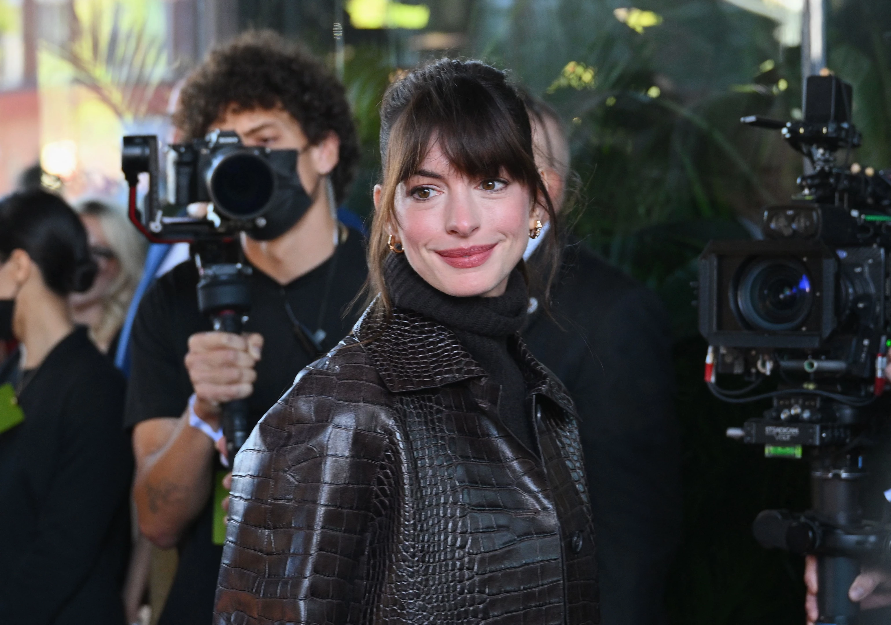 Η Anne Hathaway ποζάρει για καμπάνια του οίκου Versace και αποδεικνύει ότι διανύει την πιο stylish χρονιά της