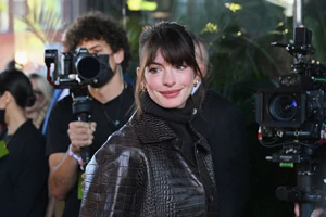 Η Anne Hathaway ποζάρει για καμπάνια του οίκου Versace και αποδεικνύει ότι διανύει την πιο stylish χρονιά της