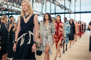 Nicole Kidman | Στο show της Chanel με εντυπωσιακό χτένισμα που αγαπούν οι πιο elegant γυναίκες