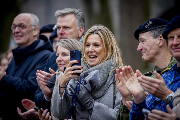 Βασίλισσα Maxima Πριγκίπισσα Amalia Ολλανδίας αποφοίτηση από τη στρατιωτική σχολή