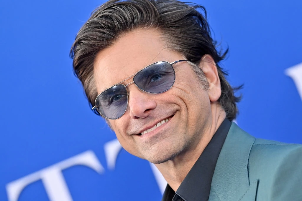 Ο John Stamos μιλά για το πώς φαίνεται ακόμα νέος στα 60 του