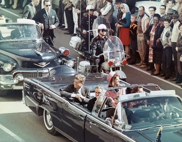 Jackie Kennedy | Γιατί το ιστορικό ροζ κοστούμι της θα παραμείνει κλειδωμένο μέχρι το 2103