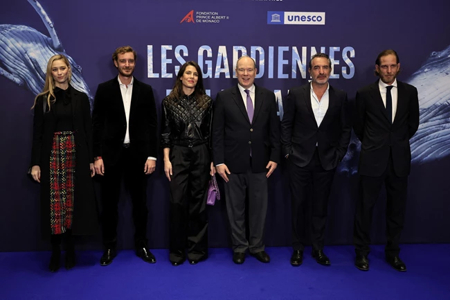 Charlotte Casiraghi | Η εμφάνιση με παντελόνι στο κόκκινο χαλί μαζί με τον θείο της, πρίγκιπα Αλβέρτο