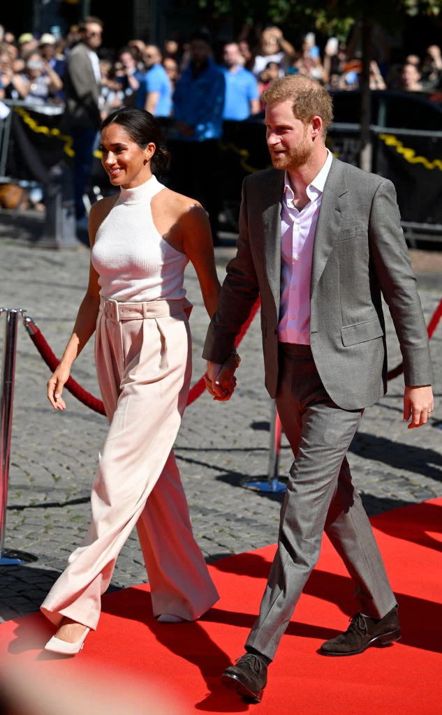 Meghan Markle – Πριγκίπας Harry | Περπάτησαν στο κόκκινο χαλί πιασμένοι χέρι-χέρι