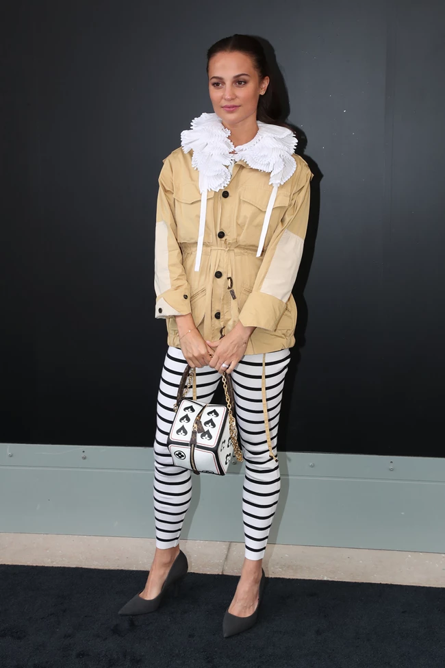 Alicia Vikander | Με ιδιαίτερο πανωφόρι και statement τσάντα Louis Vuitton στο show του οίκου