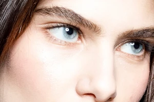 Οι καλύτεροι οροί ματιών για μια πιο νεανική εμφάνιση μετά τα 50