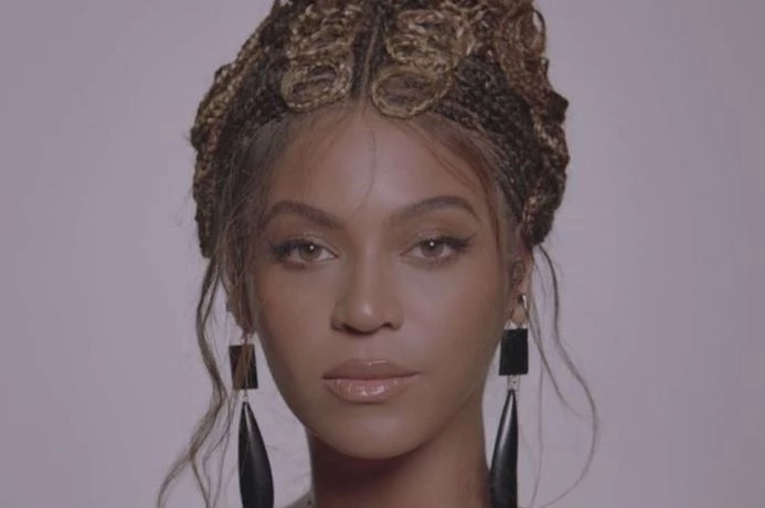 Ο τέλειος συνδυασμός baby hair και finger waves