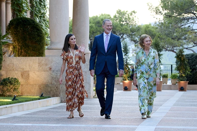 Σοφία της Ισπανίας | Το φλοράλ σύνολο στη νέα της εμφάνιση με τη βασίλισσα Letizia