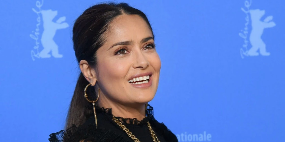 Η Salma Hayek καλωσορίζει τη νέα χρονιά με μια bikini selfie