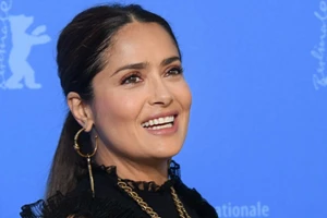 Η Salma Hayek καλωσορίζει τη νέα χρονιά με μια bikini selfie