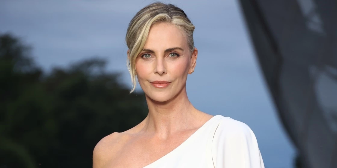 Charlize Theron | Το καυστικό σχόλιο μετά τον γάμο 50 εκατομμυρίων δολαρίων του Jeff Bezos και της Lauren Sanchez