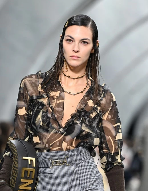 Fendi FW22 | Η νέα εκδοχή των wet hair εμπνέεται από τη δεκαετία του 2000