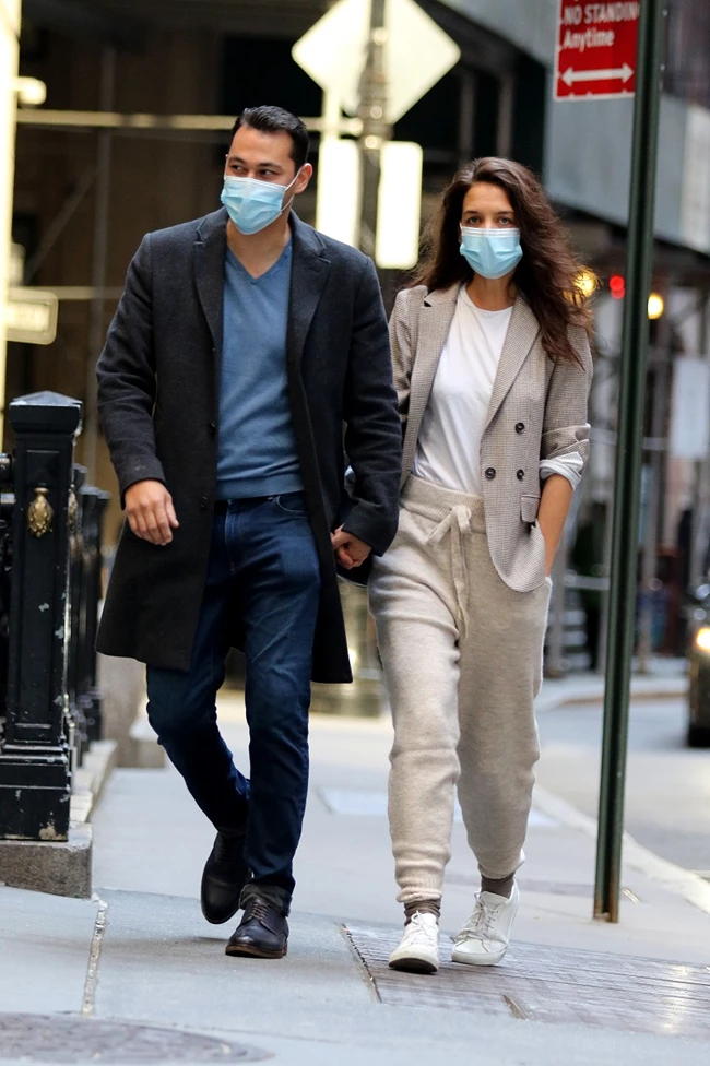 Η Katie Holmes συνδύασε τη φόρμα της με ένα κομψό σακάκι