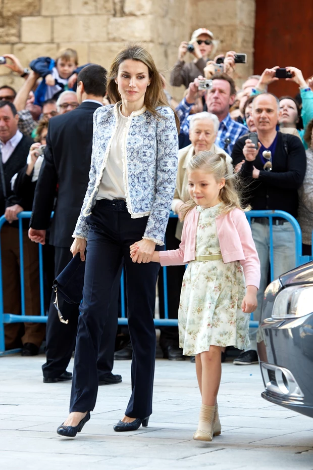 Η τότε Πριγκίπισσα Letizia της Ισπανίας σε πασχαλινή εμφάνιση, φορώντας ένα κομψό μεσάτο σακάκι τύπου tweed σε αποχρώσεις του μπλε και του λευκού.