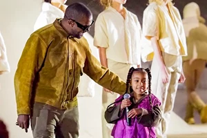 Η διαμάχη γύρω από τον Kanye West δεν είναι αρκετή για να κρατήσει τους ανθρώπους της μόδας μακριά