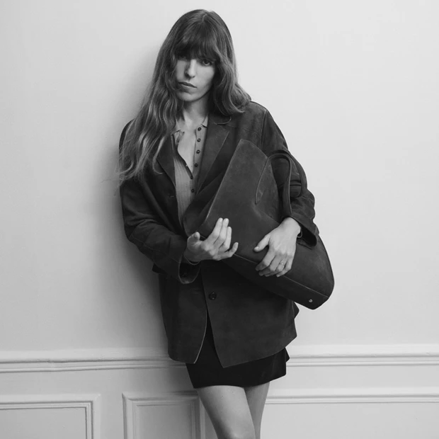 H Lou Doillon είναι το πρόσωπο για τη νέα τσάντα της Massimo Dutti