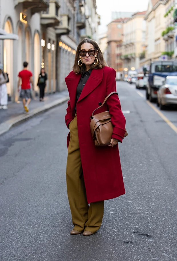 Κομψό outfit με κόκκινο παλτό και καφέ παντελόνι για γυναίκες άνω των 50