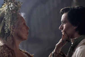 Η Julia Louis-Dreyfus στη νέα της ταινία έρχεται αντιμέτωπη με τα ψέματα που λένε οι παντρεμένοι