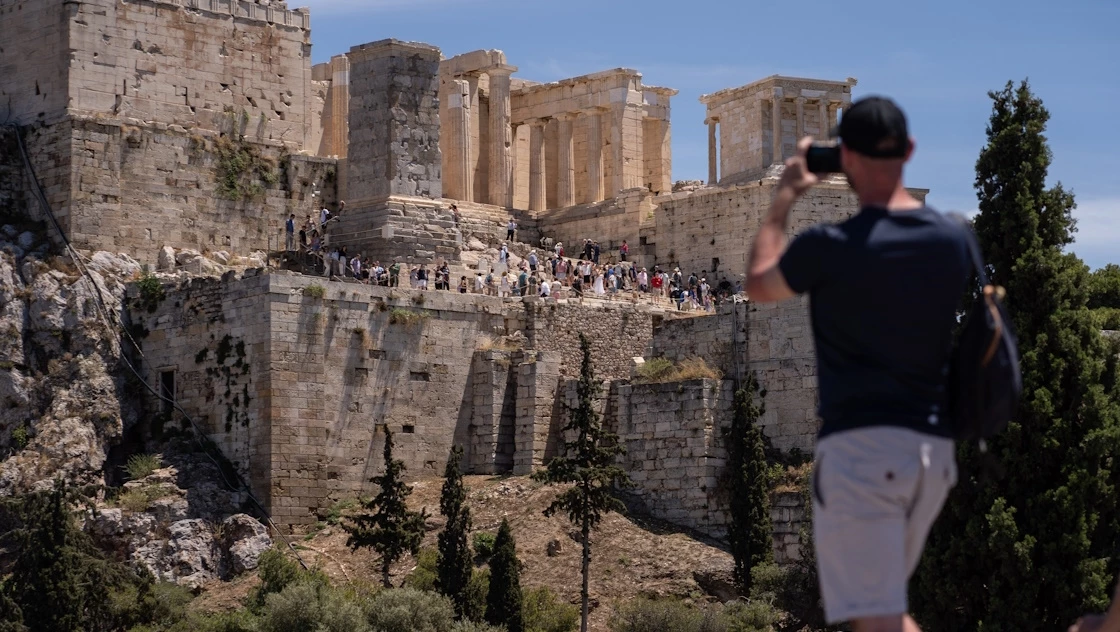 Ξεχάστε τη Σαντορίνη! Το άγνωστο νησί των Κυκλάδων που έχει ξετρελάνει τους Γάλλους