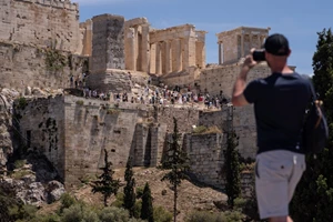 Ξεχάστε τη Σαντορίνη! Το άγνωστο νησί των Κυκλάδων που έχει ξετρελάνει τους Γάλλους