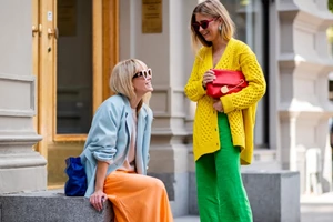 5 αλάνθαστοι τρόποι για να φορέσετε τα έντονα χρώματα σε κάθε ηλικία