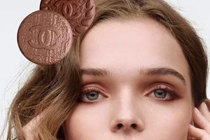 Shinny Kisses | 5 κραγιόν που μεταμορφώνονται σε πλούσια και λαμπερά lip oils