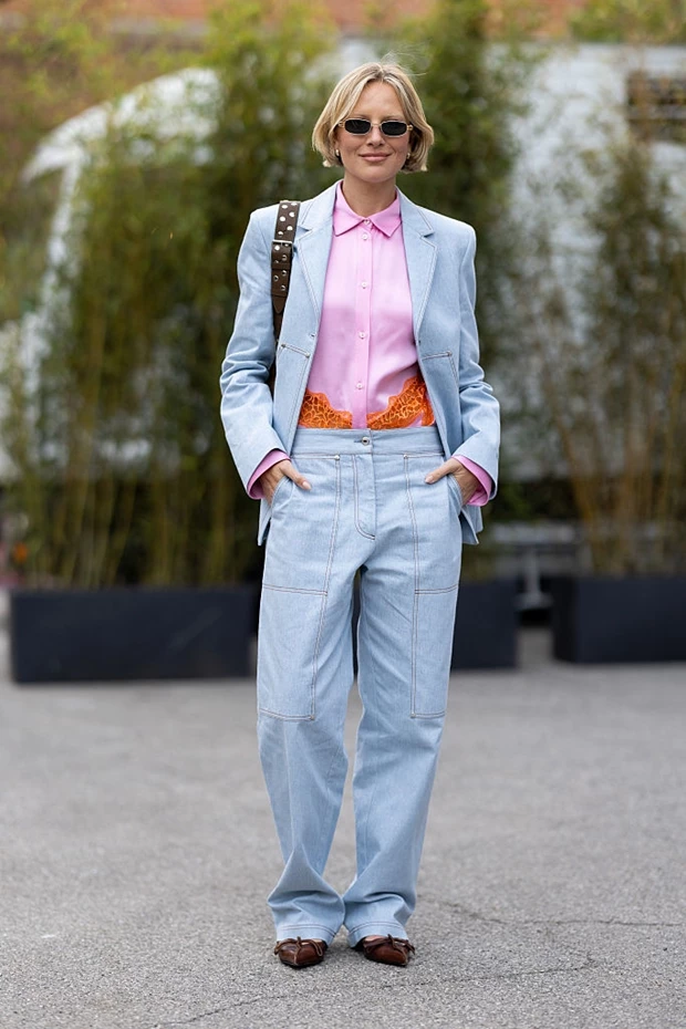 Street style άνοιξη 2026 με pastel κοστούμι και ροζ πουκάμισο σε σύγχρονο tailored look